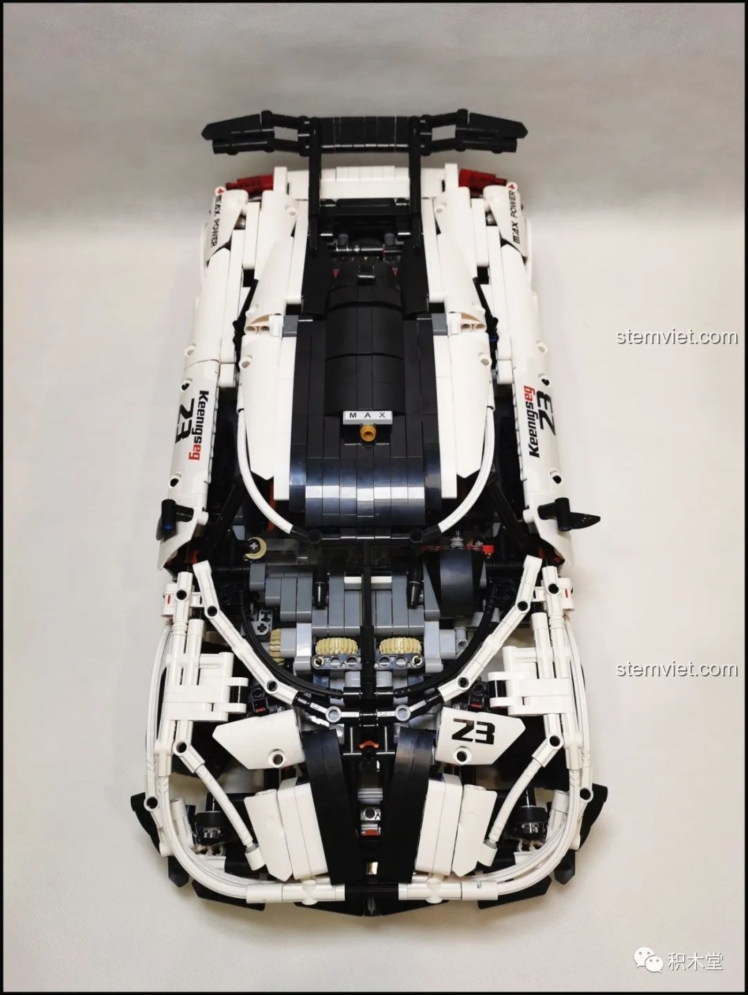 Thành phẩm siêu xe Koenigsegg One:1 nhìn từ trên cao, một góc nhìn tổng thể đầy ấn tượng.