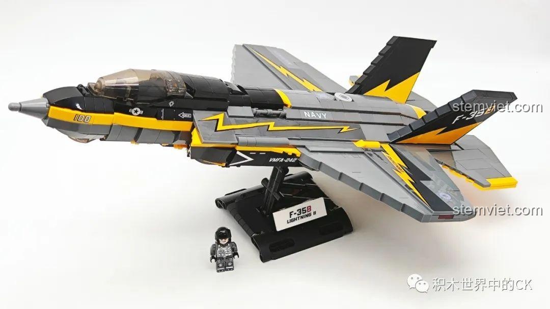 Thành phẩm bộ đồ chơi xây dựng Máy bay quân sự F-35B JIESTAR cùng minifigure phi công, một món quà tuyệt vời cho bé trai 8 tuổi.