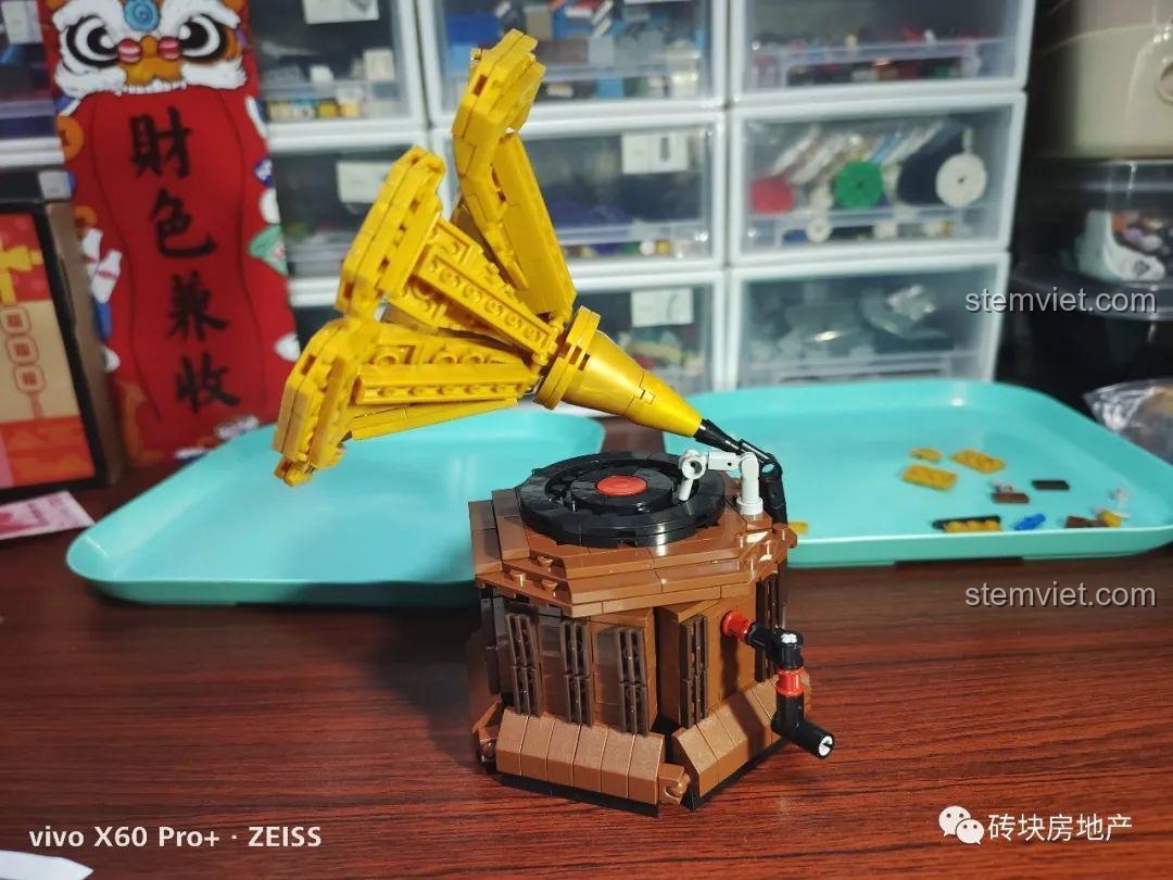 Mô hình máy hát đĩa than Hengtai 92051 đã hoàn thành, một món đồ decor vintage tuyệt đẹp.