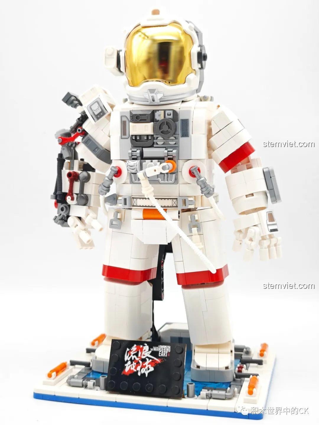 Toàn cảnh mô hình Phi hành gia Lưu Lạc Địa Cầu 2 SEMBO 107103 đã lắp ráp hoàn chỉnh, đứng trên đế trưng bày.