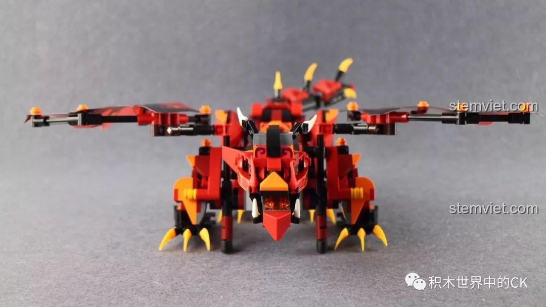 Mô hình Rồng Lửa Bão Tố Mould King 13019 hoàn chỉnh, nhìn từ góc chính diện, sẵn sàng chiến đấu.