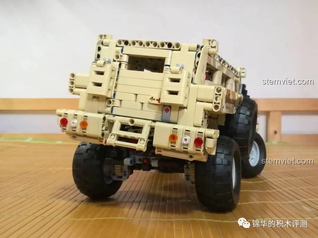 Thành phẩm bộ lắp ráp Quái thú bọc thép Marauder 13131 với góc nhìn từ phía sau, khoe cụm đèn hậu.
