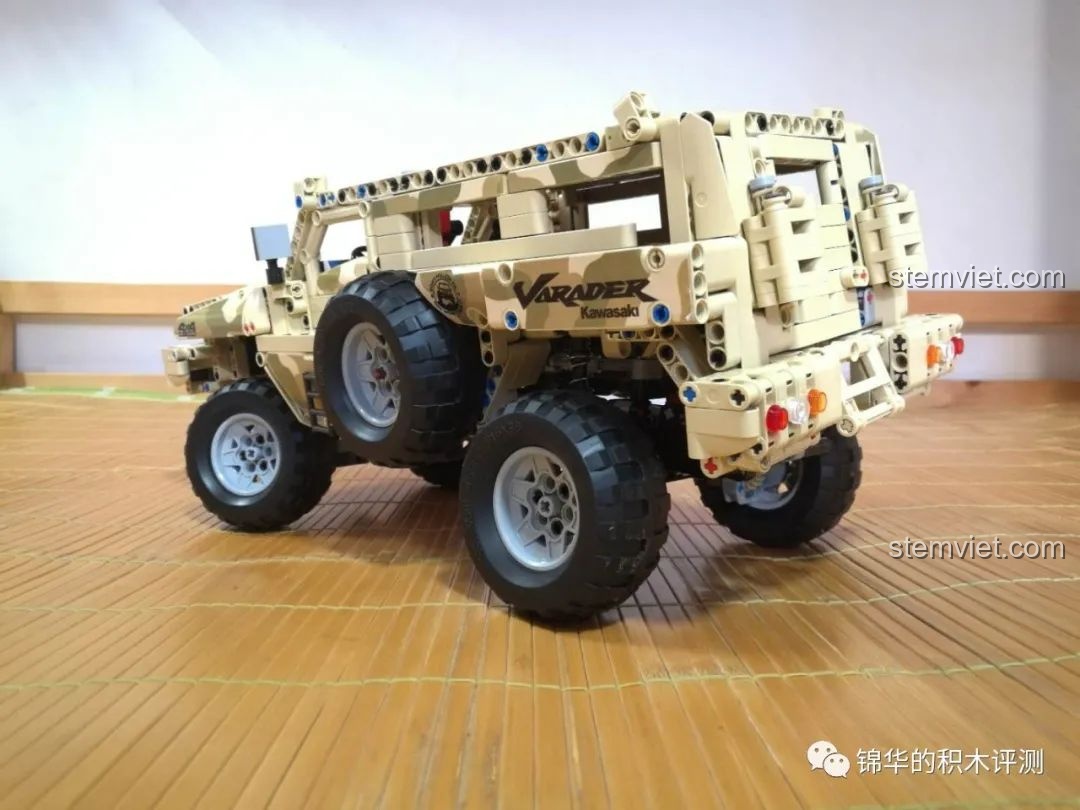 Thành phẩm đồ chơi lắp ráp Xe bọc thép chở quân Marauder 13131 với góc nhìn từ bên hông, khoe trọn vẻ đẹp.