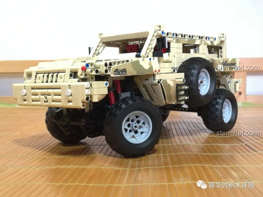 Thành phẩm đồ chơi xây dựng Xe chiến đấu Marauder Mould King 13131 với góc nhìn từ phía trước, khoe hệ thống treo.