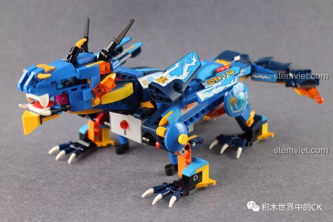 Mô hình Rồng Sét Mould King 13018 hoàn chỉnh nhìn từ góc chính diện, sẵn sàng chuyển động.