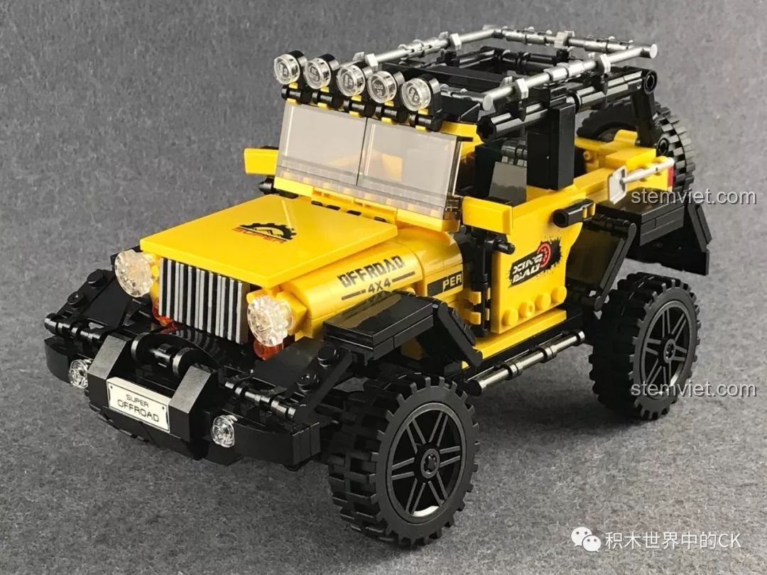 Thành phẩm Xe Jeep Địa Hình Siêu Cấp XB-03024 giá rẻ sau khi lắp ráp hoàn chỉnh, góc nhìn 3/4 phía trước.