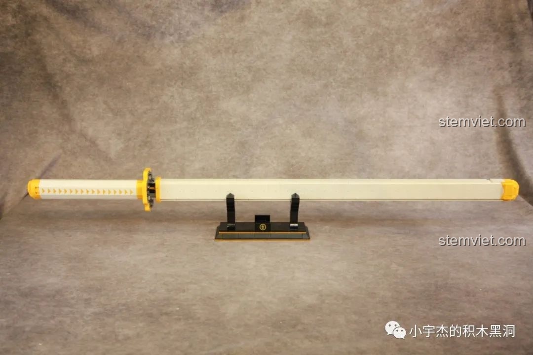 Toàn bộ bộ lắp ráp DK 1506 Nhật Luân Kiếm của Zenitsu hoàn chỉnh và được đặt trên đế trưng bày.