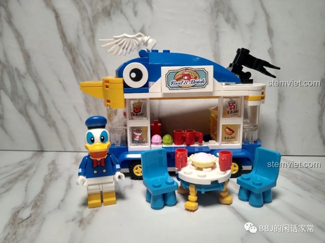 Toàn cảnh bộ lắp ráp SY6578B sau khi hoàn thành, bao gồm xe bán hàng, Vịt Donald và bộ bàn ghế.