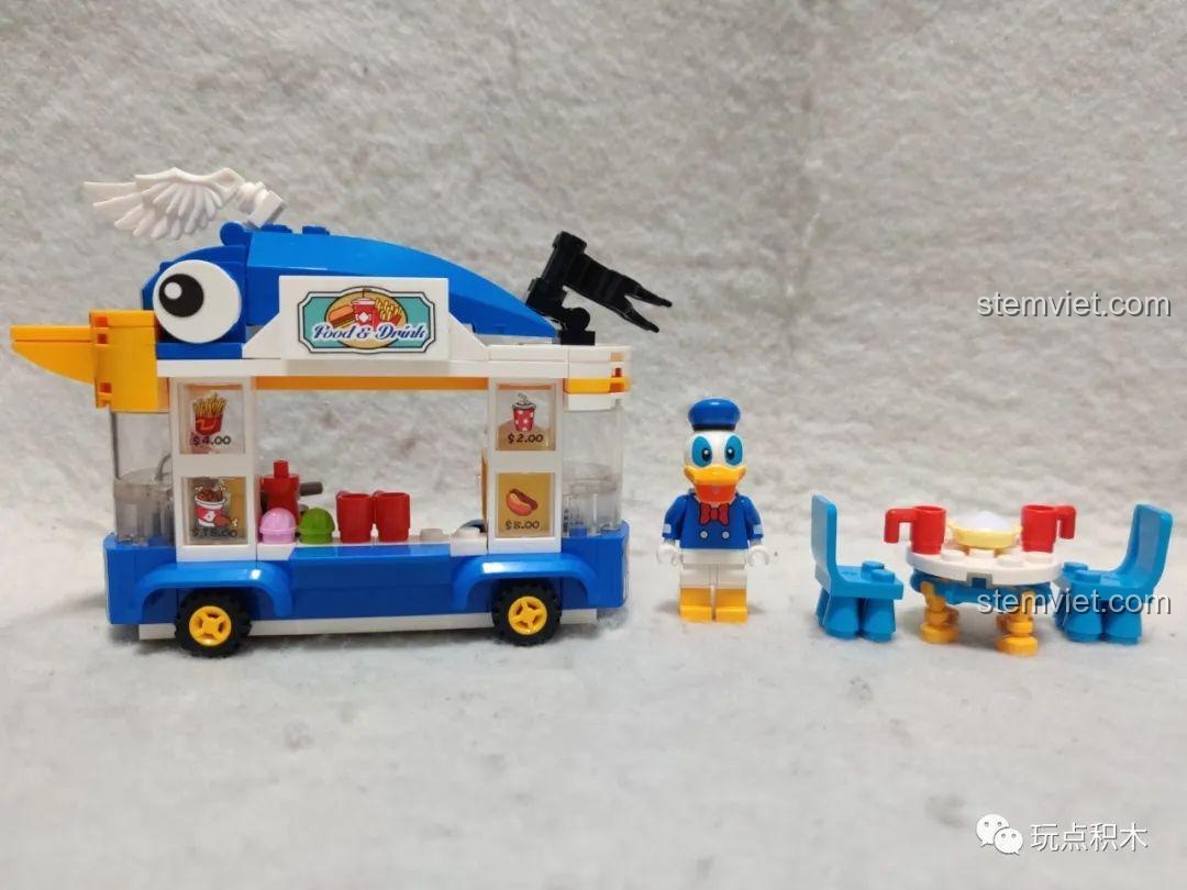 Toàn bộ sản phẩm hoàn thiện của bộ SY6578B gồm xe bán hàng, bàn ghế và minifigure Vịt Donald.