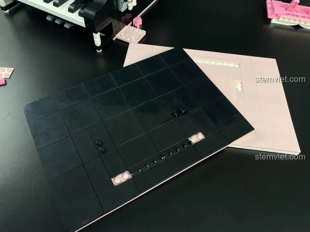 Mô hình đàn piano Keeppley DZ0155 phiên bản màu đen hoàn chỉnh, góc nhìn từ bên phải.