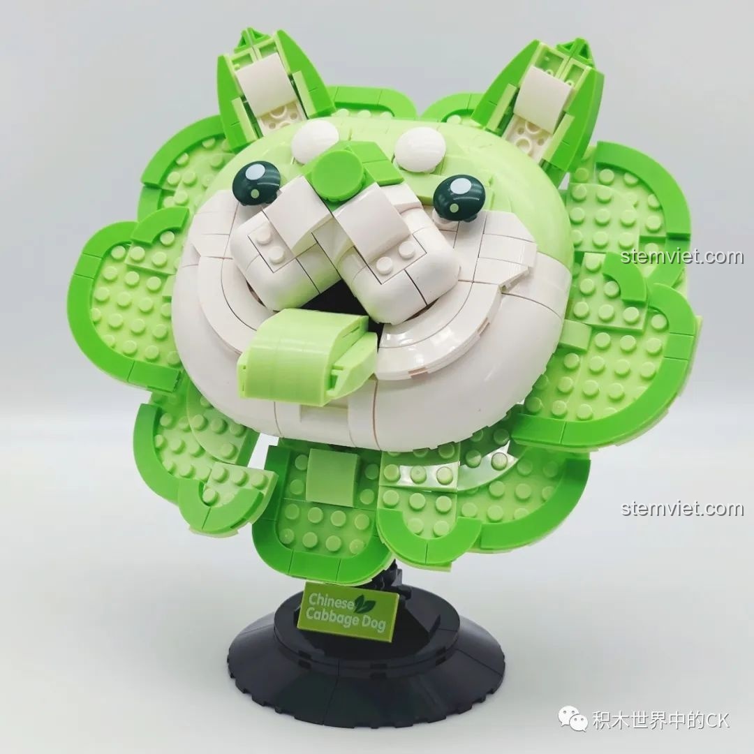Mô hình Chó Bắp Cải 12601 hoàn chỉnh với chiếc lưỡi thè ra, biểu cảm tinh nghịch và dễ thương.