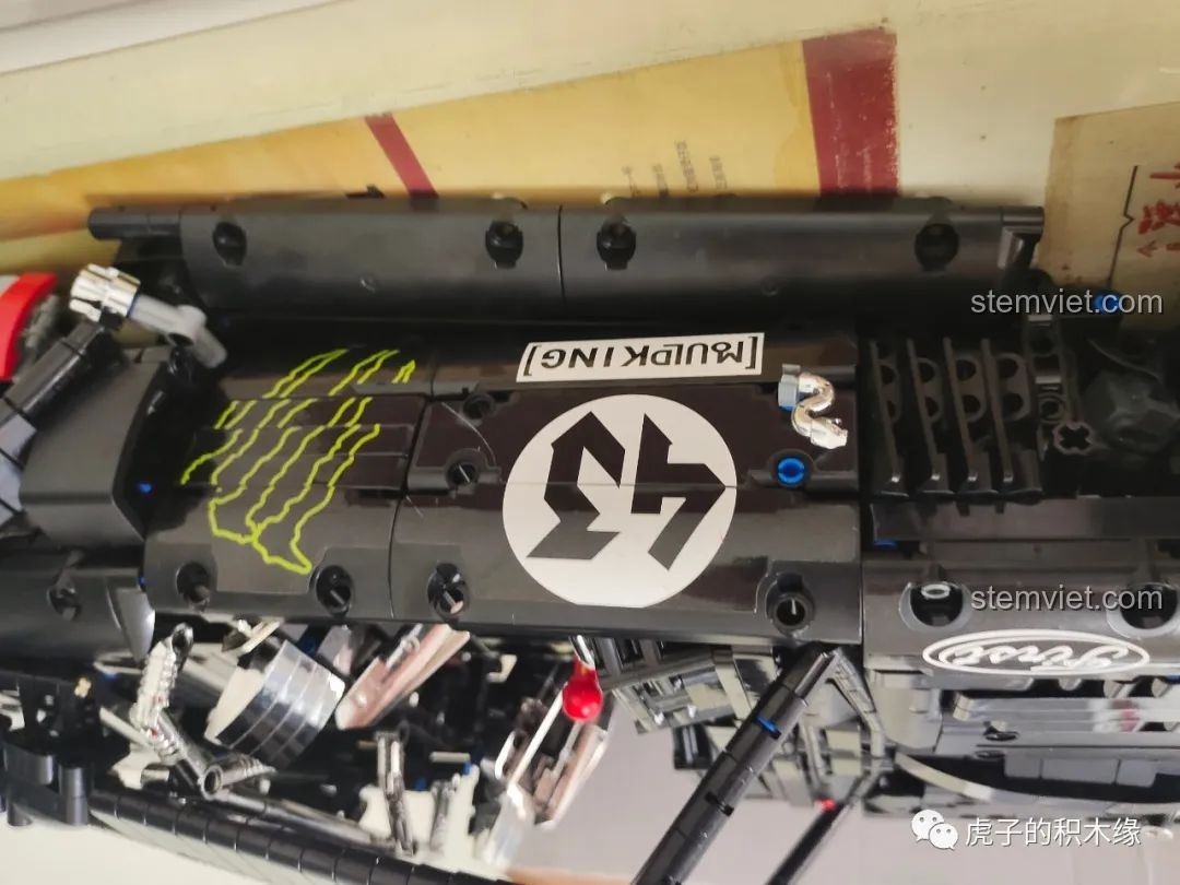 Mô hình Mould King 13108 Ford Mustang Hoonicorn V2 hoàn thiện, sẵn sàng để trưng bày hoặc trải nghiệm.