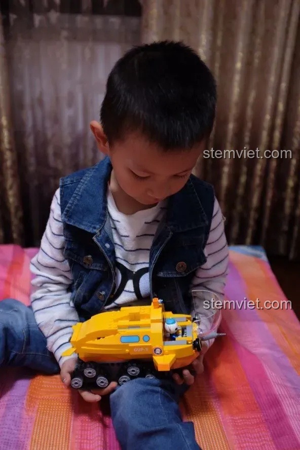 Bé trai tự hào khoe thành quả là mô hình Tàu Độc Giác Kình GUP-S QMAN 3704 đã lắp ráp hoàn chỉnh.