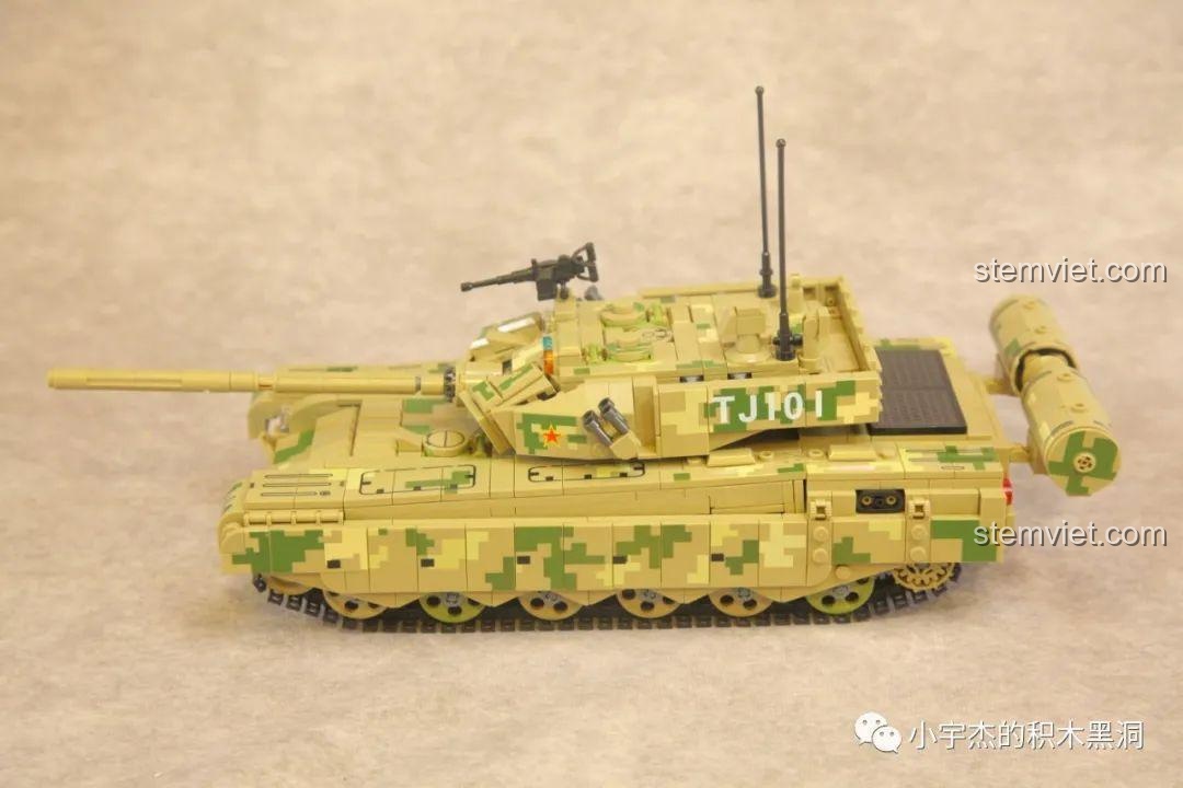 Mô hình Xe tăng chiến đấu chủ lực Type 99A 688002 hoàn chỉnh, nhìn từ góc nghiêng bên phải, khoe trọn vẻ đẹp hầm hố.