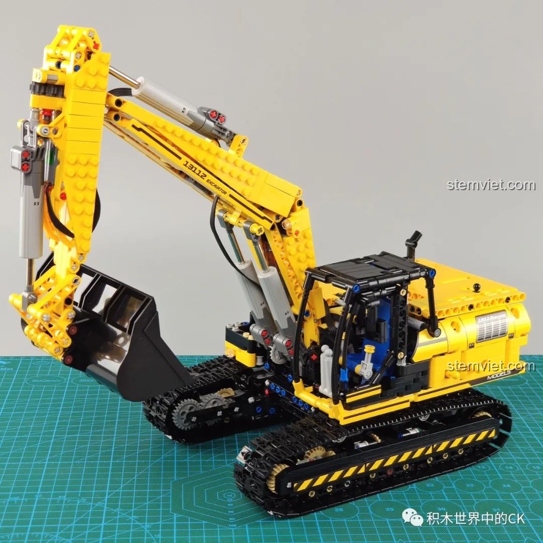 Mô hình Máy xúc cơ khí Link Belt 250 X 3 Mould King 13112 hoàn thiện, nhìn từ góc nghiêng phía trước.