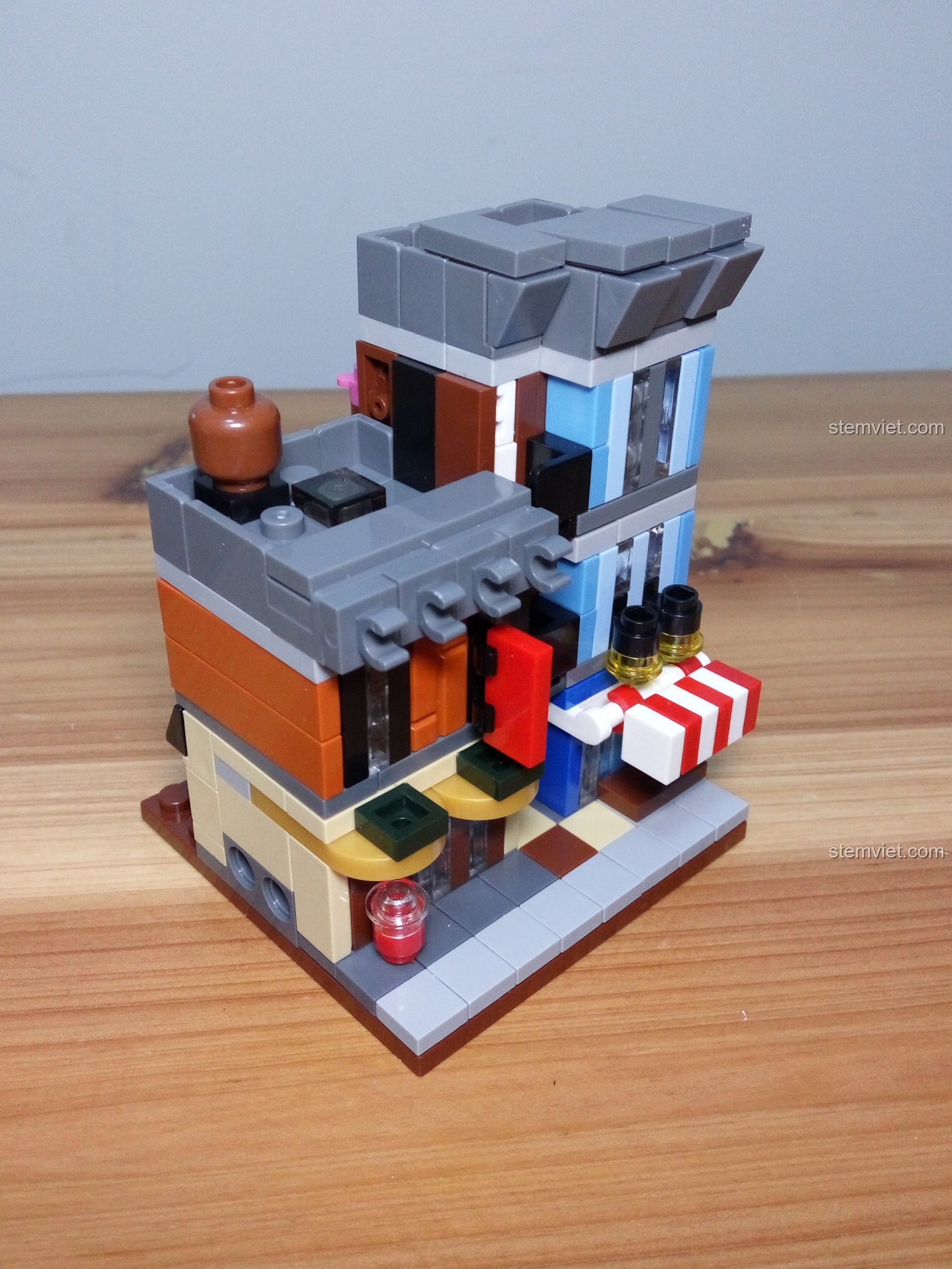 Mô hình Jisi 1115 Văn phòng Thám tử mini hoàn chỉnh nhìn từ phía trước. Đánh giá Jisi 1115 Văn phòng Thám tử mini.