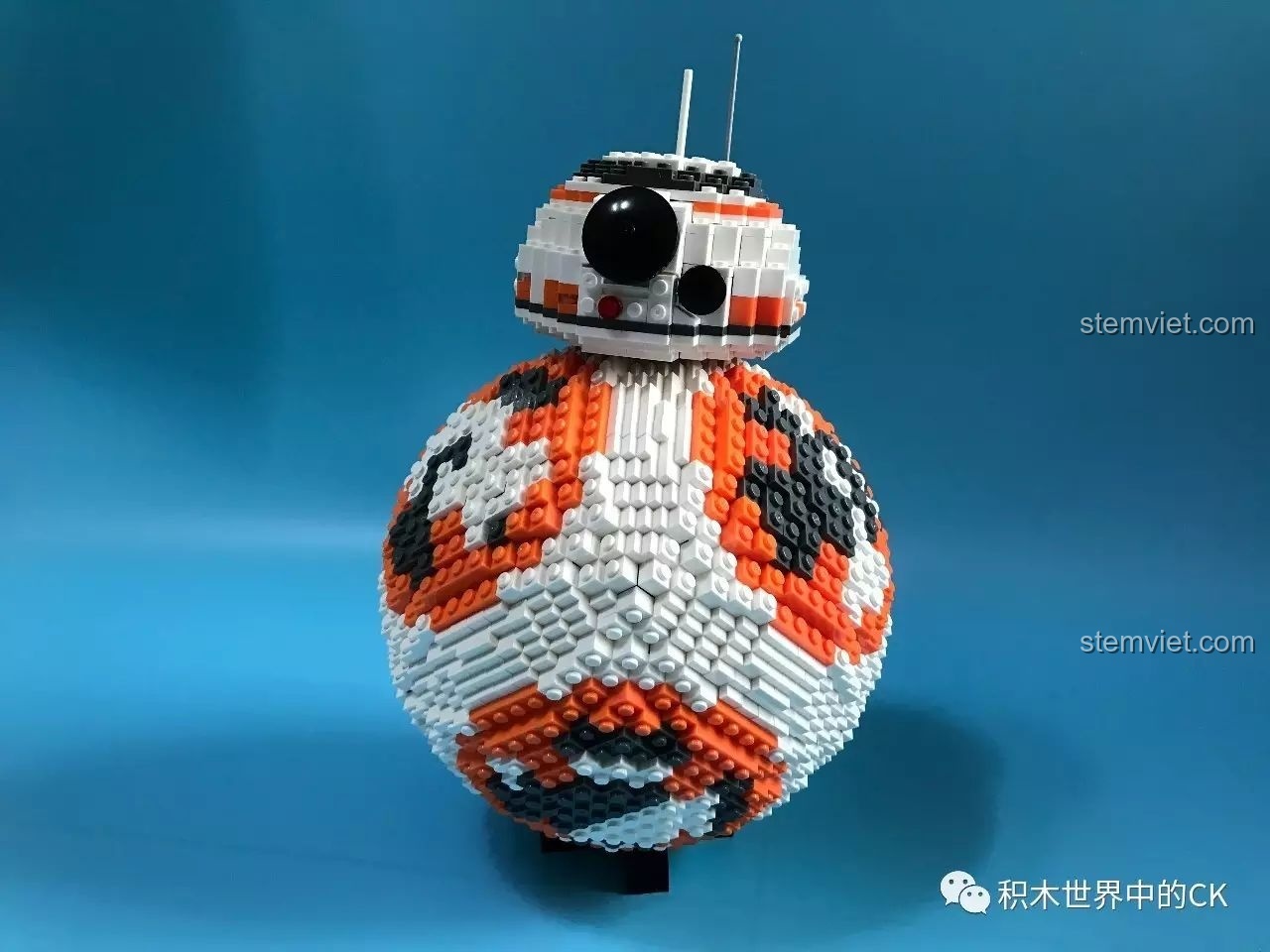 Mô hình Robot BB-8 LELE 35020 hoàn chỉnh với đế trưng bày và bảng thông tin, một sản phẩm ấn tượng.
