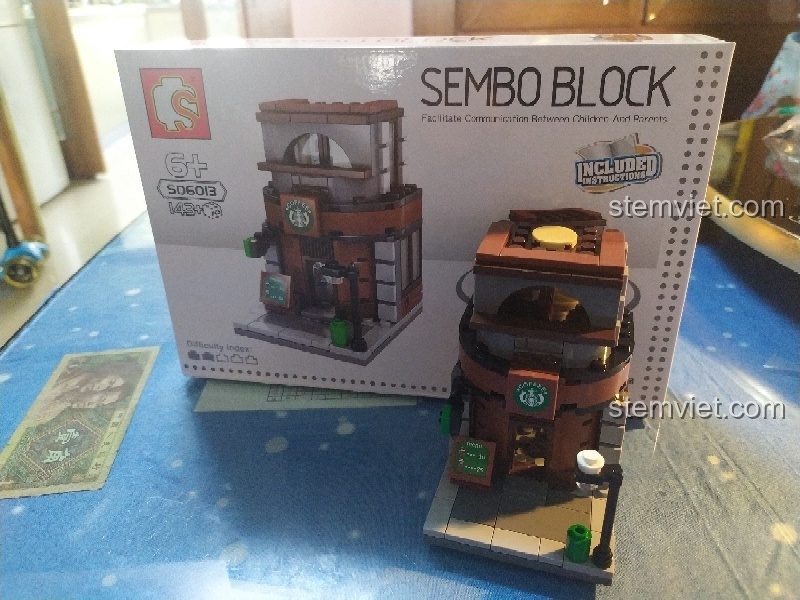 Mô hình SEMBO SD6013 Quán Cà Phê Phố Ngày Lễ hoàn chỉnh đặt cạnh hộp. Mua đồ chơi mô hình SEMBO giá tốt.