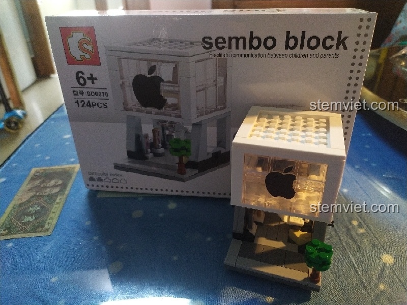 Mô hình SEMBO SD6070 Tiệm Táo hoàn chỉnh đặt cạnh hộp sản phẩm. Đồ chơi mô hình kiến trúc cửa hàng đáng tiền cho bé.