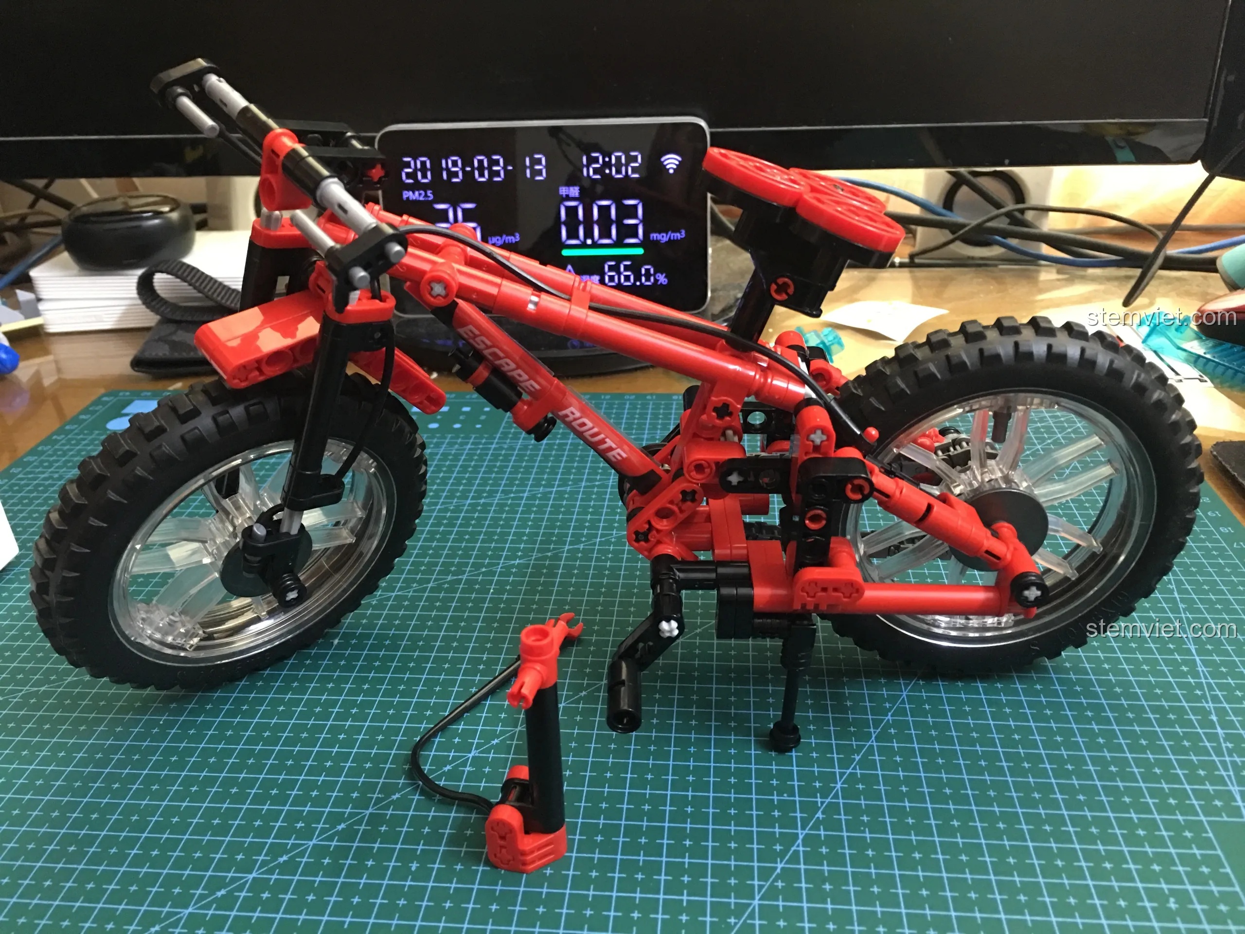 Mô hình Sembo 703302 Xe Đạp Địa Hình hoàn chỉnh với màu đỏ nổi bật, thiết kế chi tiết và chân chống vững chãi.