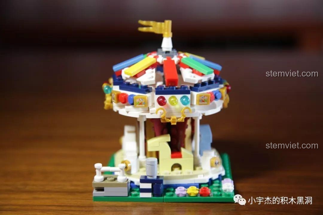 Mô hình Vòng Xoay Ngựa Gỗ Colorful World 1107 hoàn thiện với màu sắc rực rỡ, một món đồ chơi lắp ghép đáng tiền cho bé gái.