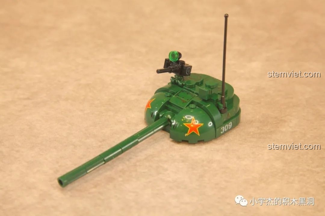 Tháp pháo của xe tăng Type 59 SEMBO 203105 đã được lắp ráp hoàn chỉnh, với pháo chính và súng máy.