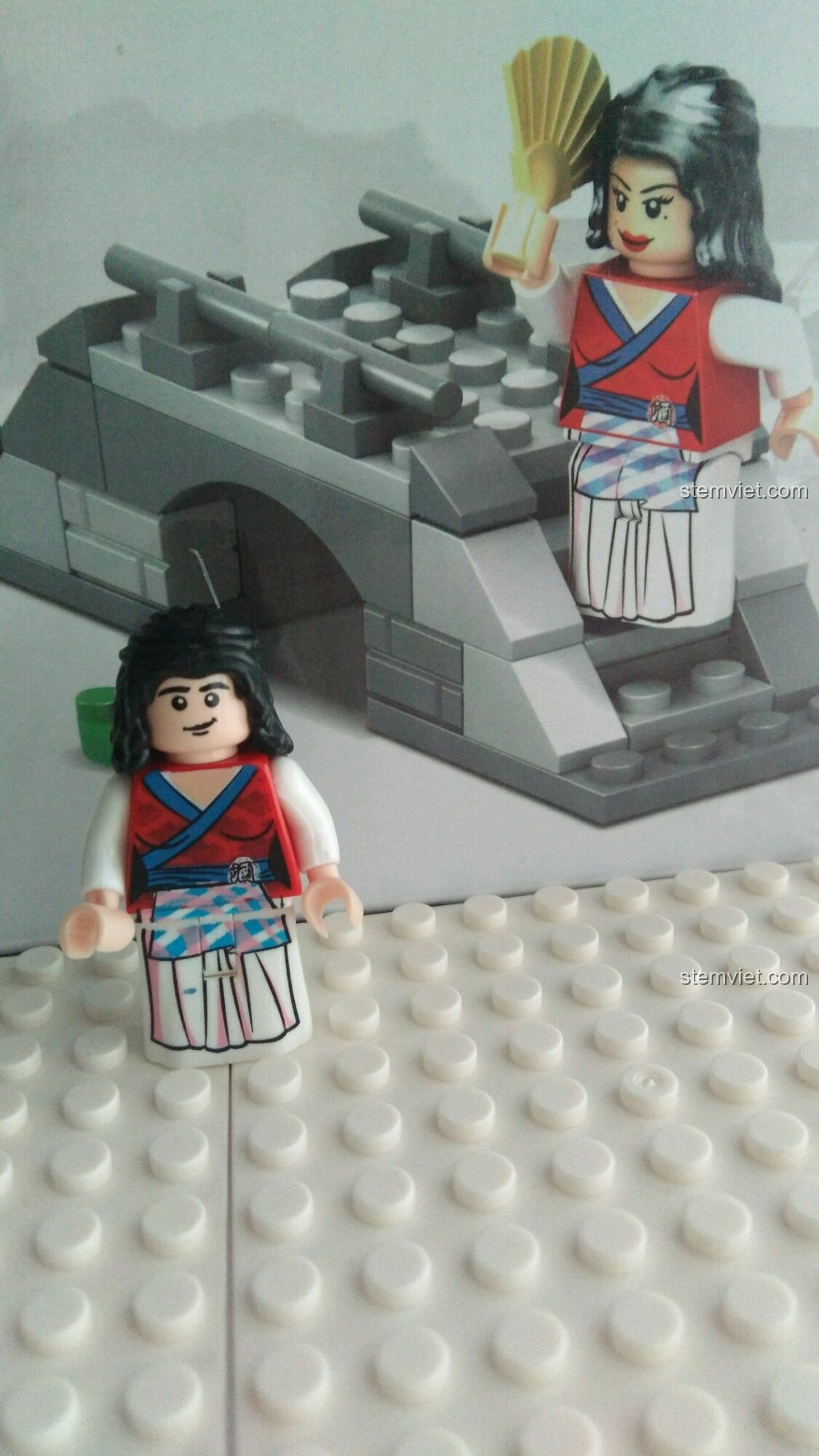 Thay đổi khuôn mặt cho minifigure cô gái trên cầu. Review KAZI KY5007 Mô hình cảnh đường phố xưa.