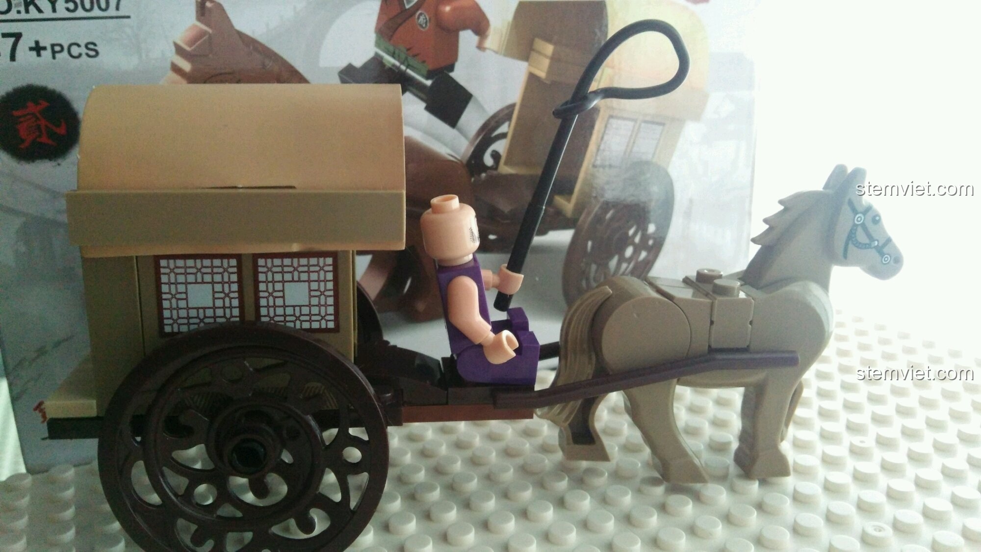 Thay thế minifigure người đánh xe bằng một nhân vật khác mạnh mẽ hơn. Bộ xếp hình KAZI KY5007 đáng tiền.