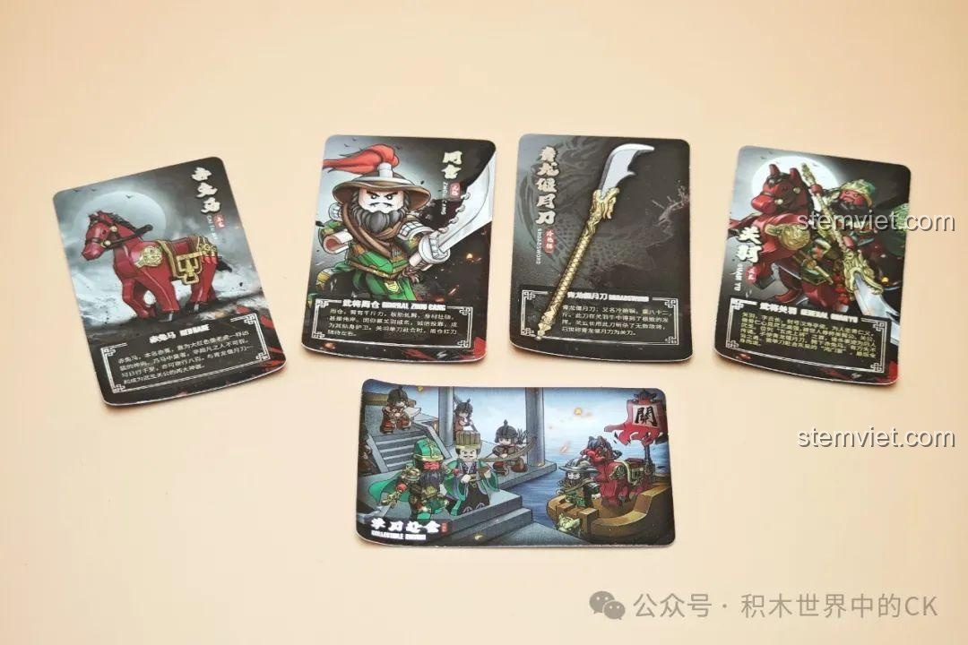 Bộ thẻ bài sưu tầm đi kèm trong mô hình Quan Vũ và thuyền chiến 20802, hình các nhân vật và vũ khí.