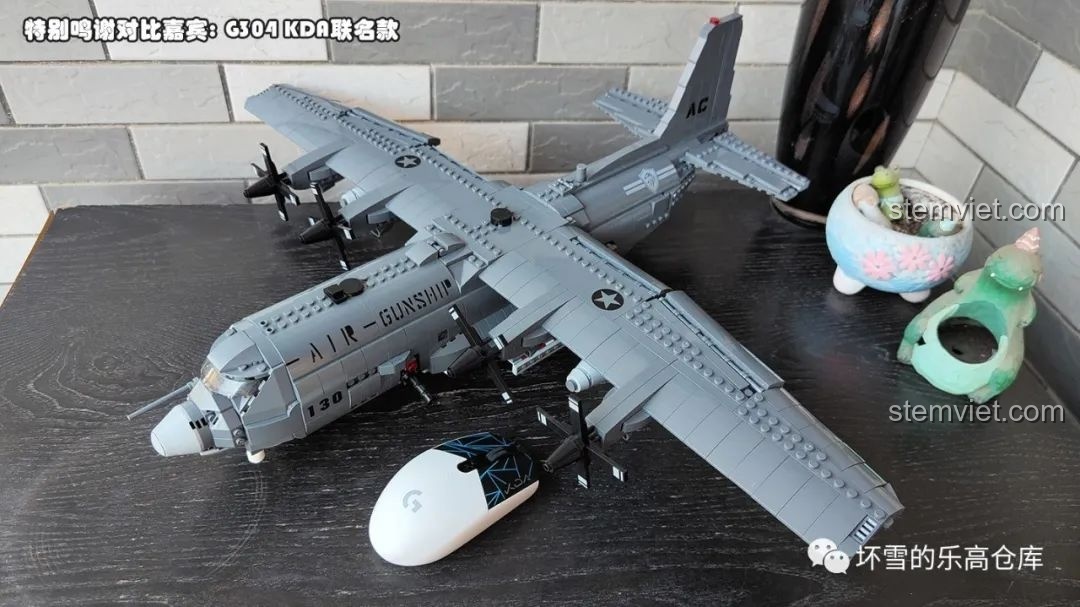 Mô hình Thiên thần chết chóc AC-130 XB06023 hoàn thiện, đặt trên bàn làm việc để so sánh kích thước.