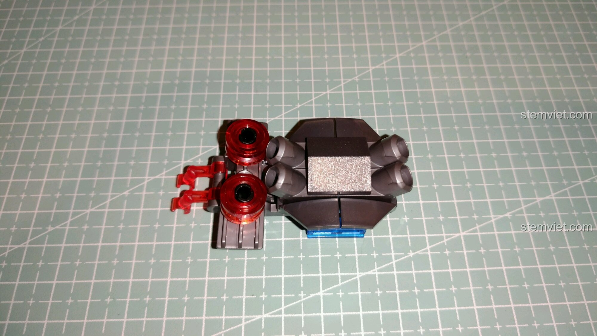 Thiết kế chi tiết của ba lô động cơ đẩy trong bộ đồ chơi Mô hình Iron Man Hulkbuster MK16 Sembo.