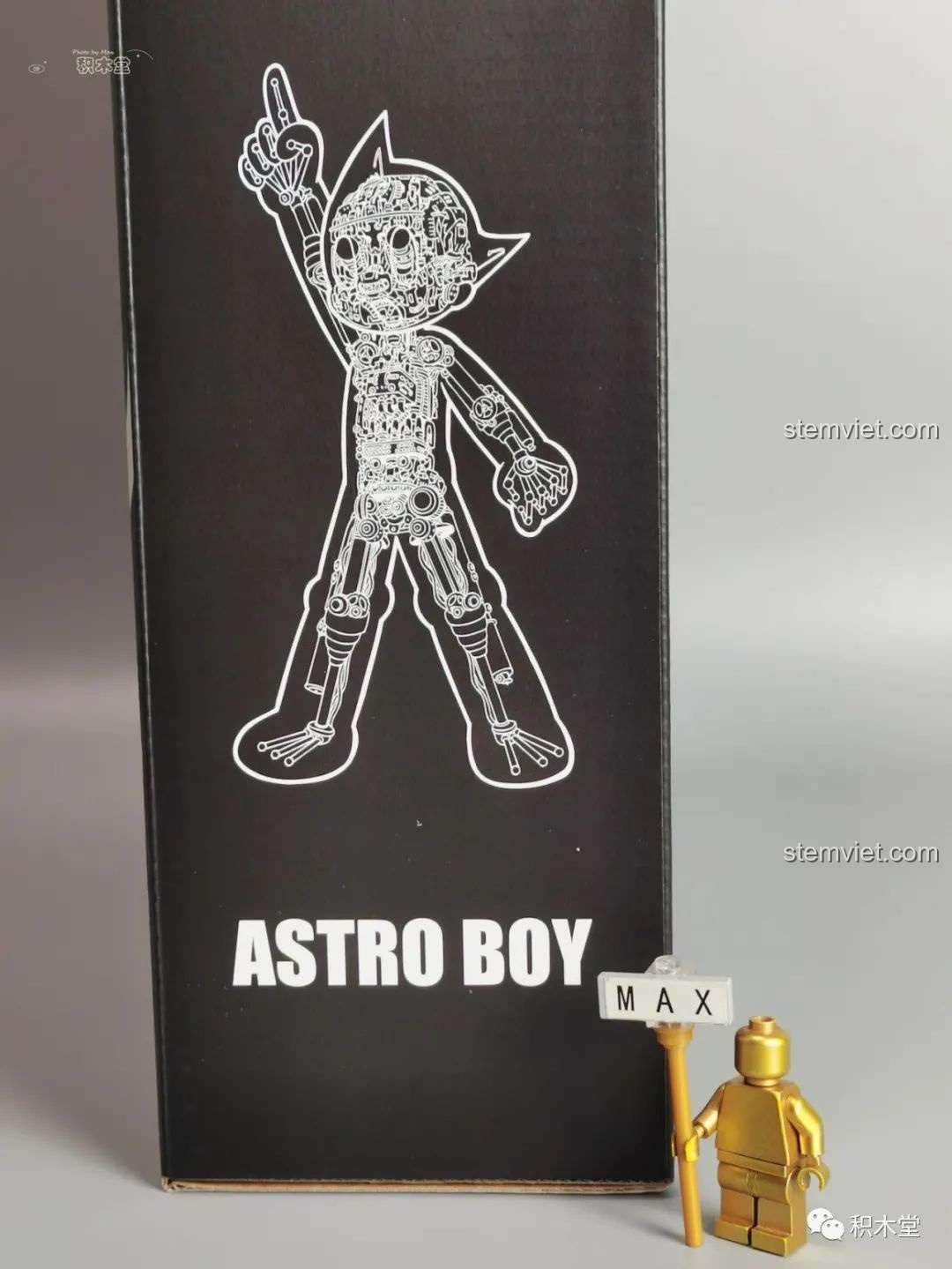 Thiết kế bên hông hộp đồ chơi lắp ghép Astro Boy với hình vẽ line-art bộ khung xương cơ khí.