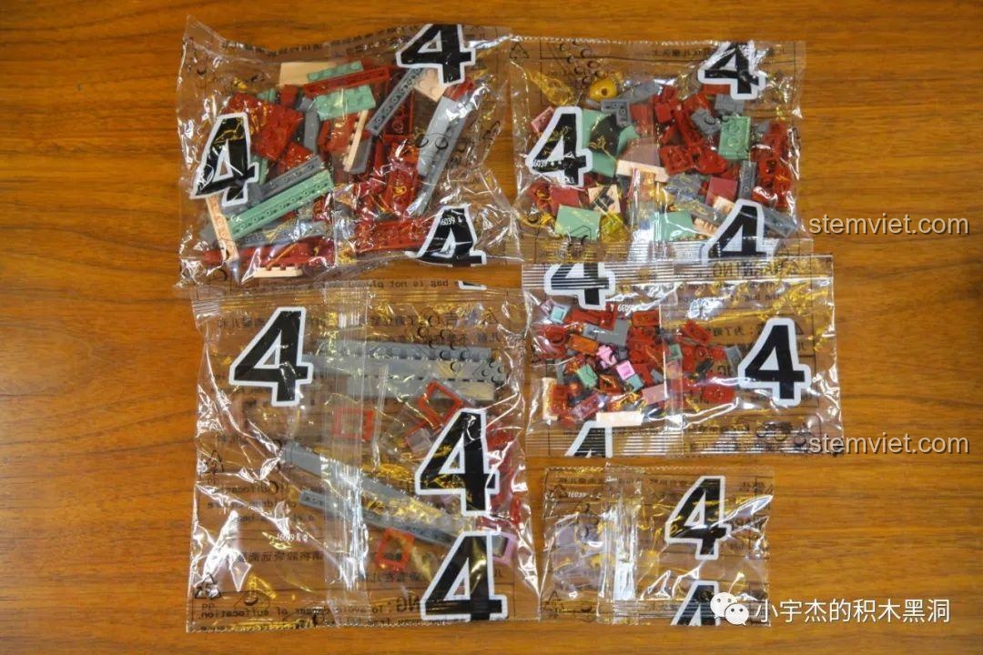 Thiết kế cầu thang thông minh và nhỏ gọn bên trong Tòa nhà trong Hẻm Xéo Mould King đáng tiền.