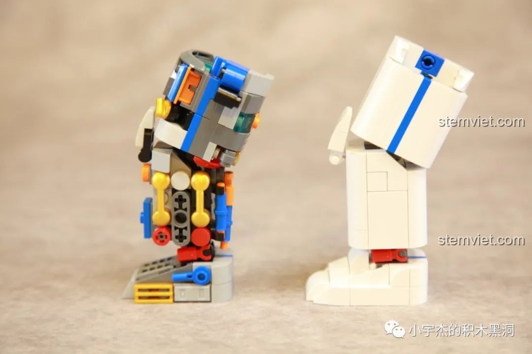 Một góc nhìn khác của hai chiếc chân mô hình Phi hành gia JK9106, nhấn mạnh thiết kế bán cơ khí.