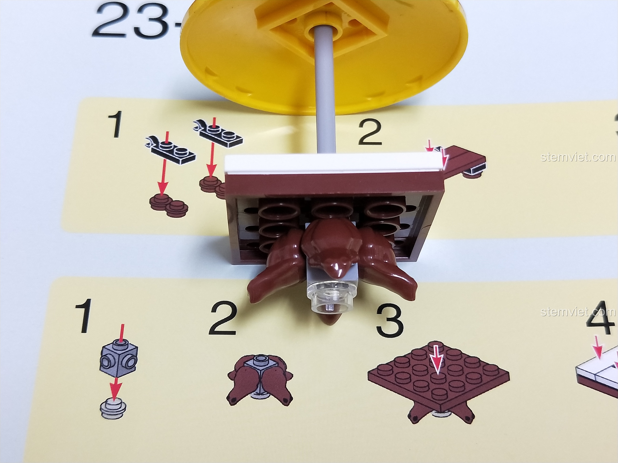 Chi tiết thiết kế chân ghế thư giãn sáng tạo trên tầng thượng.