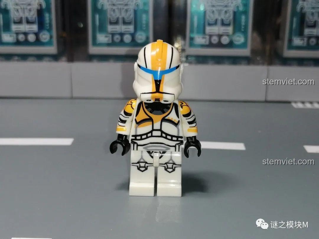 Minifigure lính Clone Trooper Commander Cody từ set SY1071, một ví dụ về thiết kế cũ hơn.