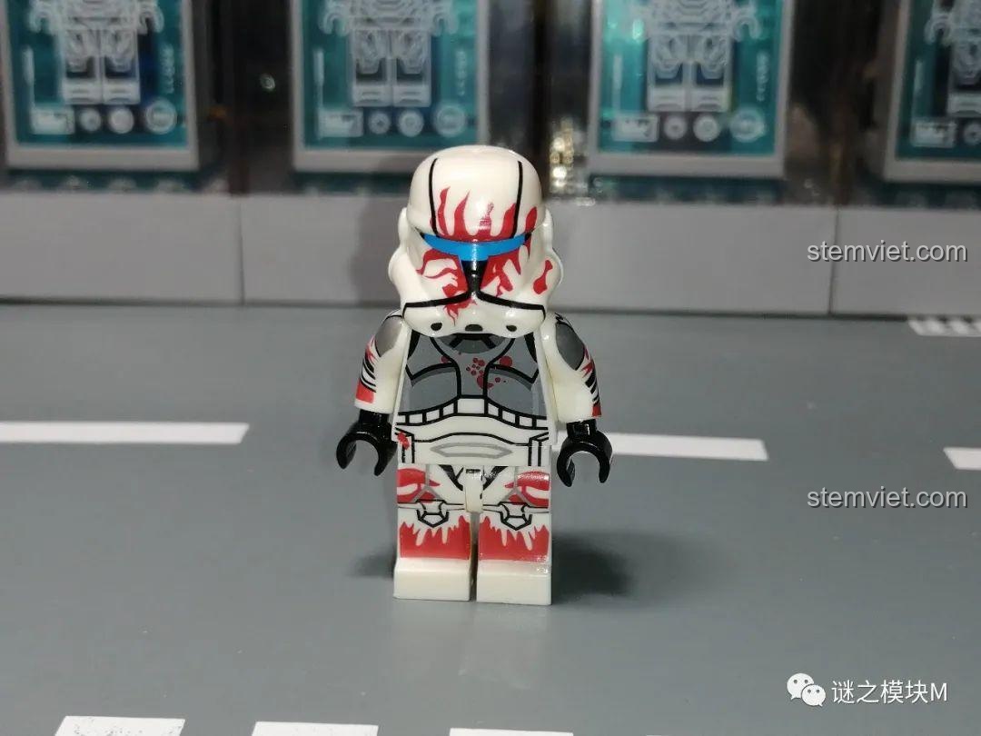 Minifigure lính Clone Trooper với họa tiết lửa từ set SY1071, cho thấy phong cách thiết kế cũ.