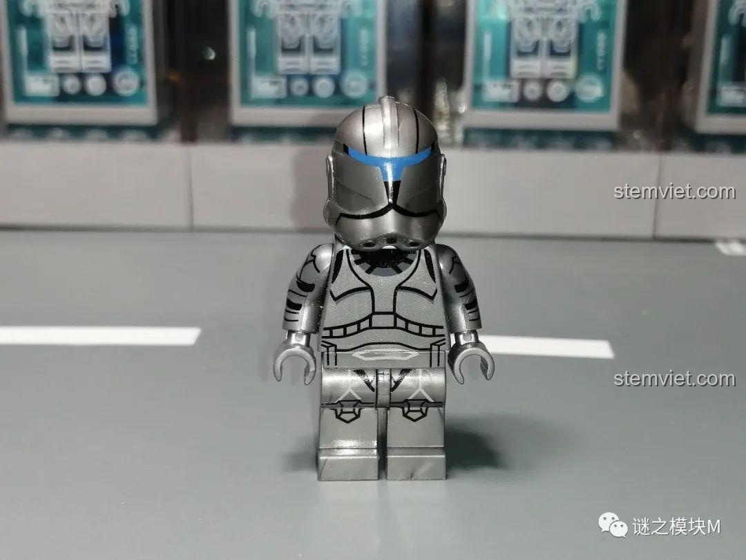 Minifigure lính Clone Trooper màu bạc từ set SY1071, một ví dụ cuối cùng để so sánh với chất lượng của Koruit KT1048.