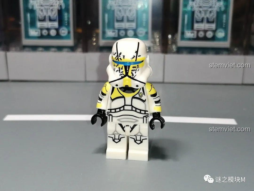 Minifigure lính Clone Trooper màu vàng từ set SY1071, cho thấy sự khác biệt về thiết kế so với Koruit KT1048.