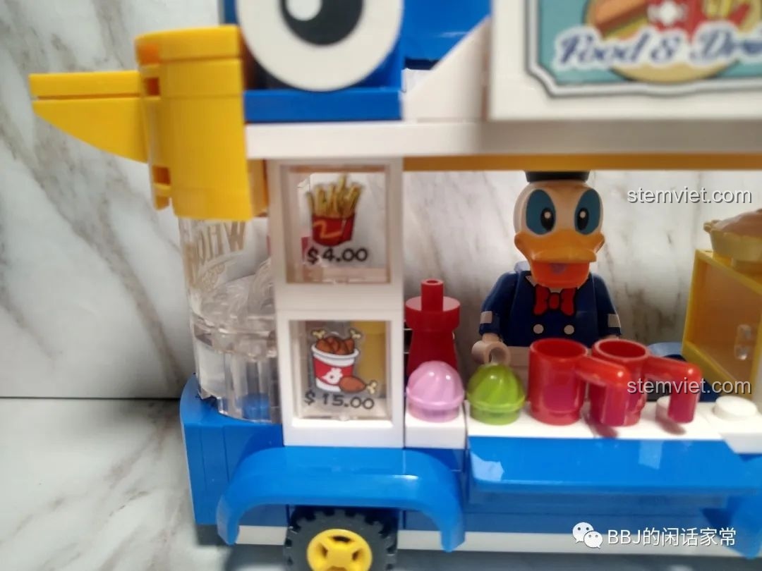 Góc nhìn cận cảnh khác của phần đầu chim trên xe bán hàng, cho thấy sự tinh xảo trong thiết kế.