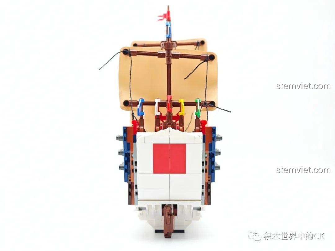 Thiết kế đuôi tàu đối xứng của mô hình JIESTAR 58001, một sản phẩm đồ chơi xây dựng chất lượng cao cho bé.