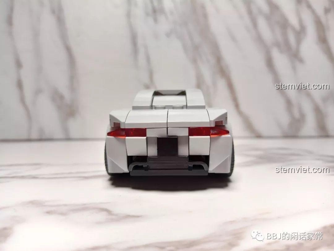 Phần đuôi của mô hình xe Sembo 607027 với thiết kế đèn hậu và cản sau đặc trưng của dòng siêu xe thể thao.