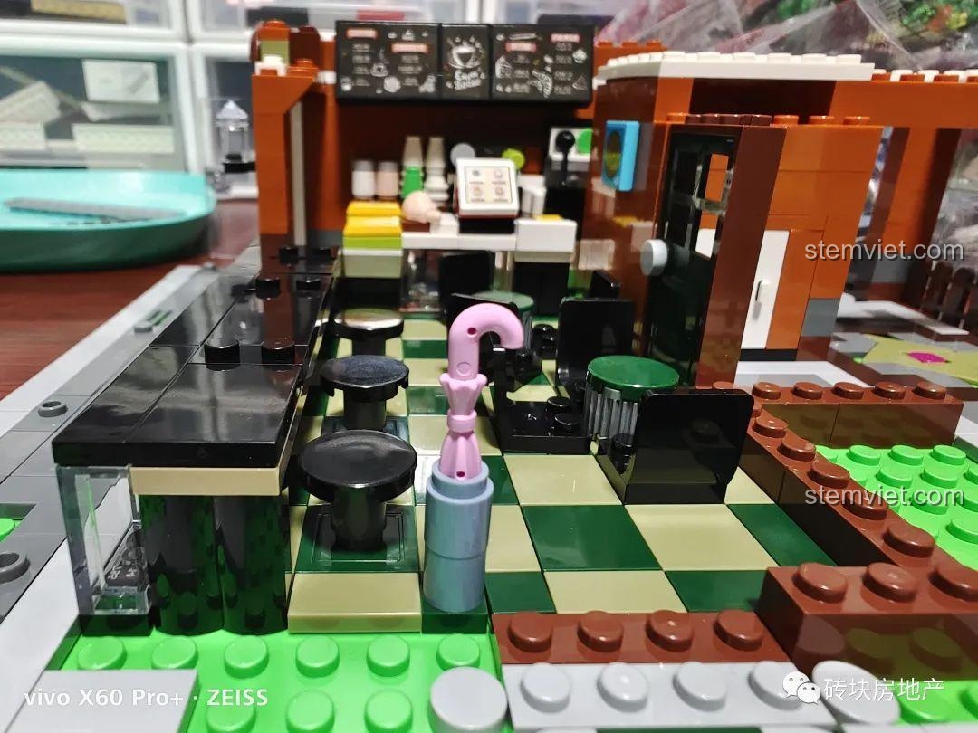 Kiểu ghế ngồi bệt không phù hợp với chiều cao bàn và cửa sổ trong thiết kế của Mould King 16004.