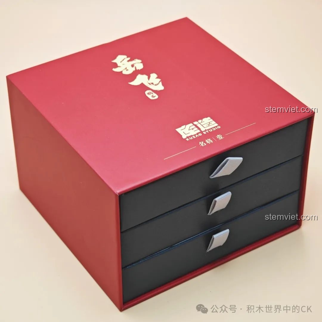 Thiết kế hộp đựng của bộ đồ chơi Anh hùng dân tộc Nhạc Phi Kuzao Studio dạng ngăn kéo 3 tầng sang trọng, bảo vệ các chi tiết bên trong.