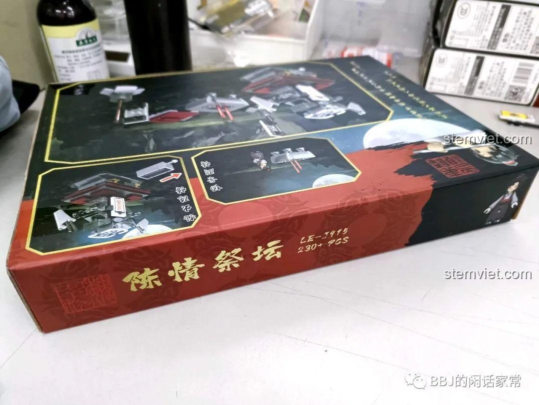 Góc nghiêng của hộp Leier 915 Di Lăng Lão Tổ Ngụy Vô Tiện, thể hiện độ dày và thiết kế.