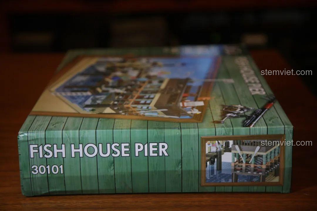 Góc nghiêng của hộp đồ chơi xếp hình Sa bàn làng chài ven biển UrGe, thiết kế nhỏ gọn nhưng chắc chắn.