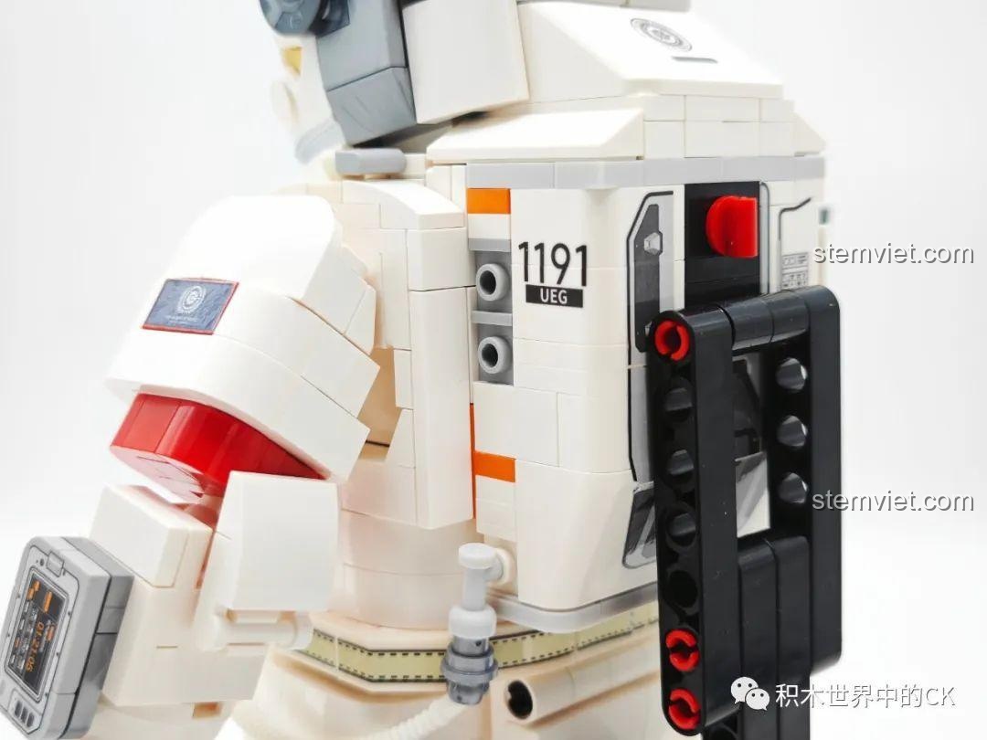 Ngăn chứa bí mật đã được đóng lại trên mô hình Phi hành gia Lưu Lạc Địa Cầu 2, thiết kế rất khéo léo và liền mạch.