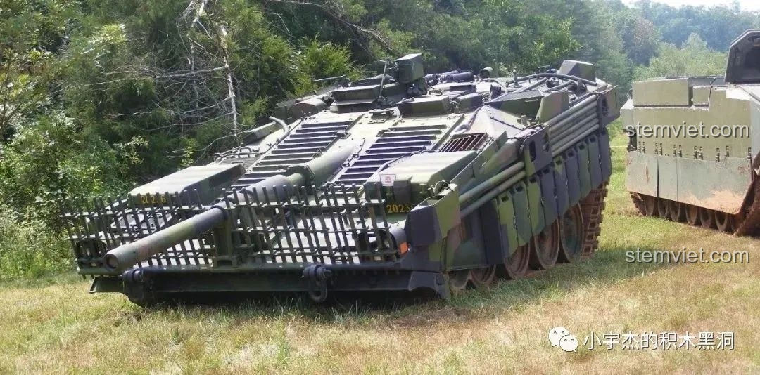 Cận cảnh xe tăng S Thụy Điển ngoài đời với giáp lồng đặc trưng ở phía trước, cho thấy sự khác biệt so với xe tăng thông thường.