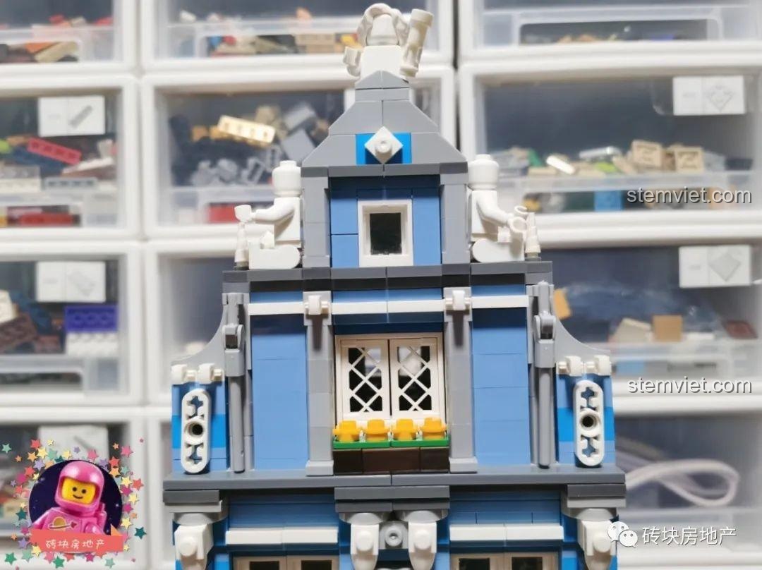 Phần mái nhà của bộ Leier 10004 với thiết kế đầu hồi bậc thang và các bức tượng trang trí màu trắng.