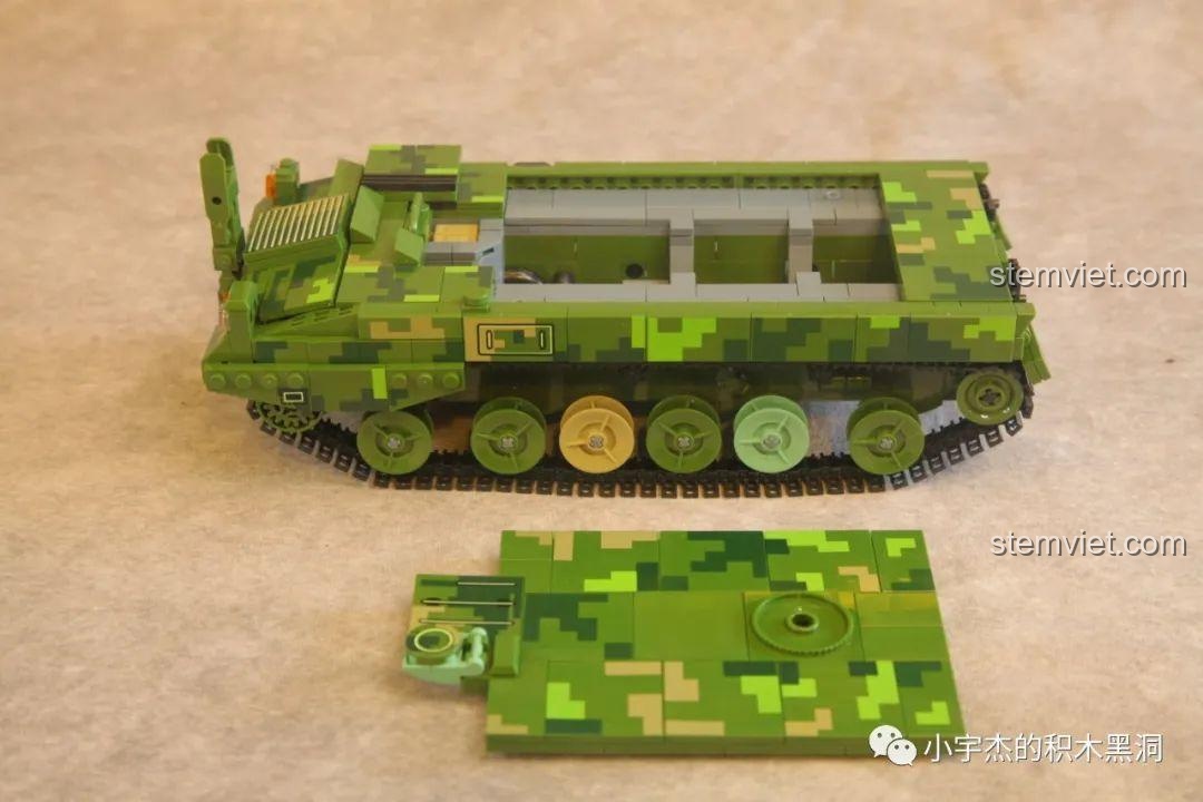 Thân xe được thiết kế dạng module có thể tháo rời của bộ đồ chơi Xe tăng pháo tự hành Panlos Brick.